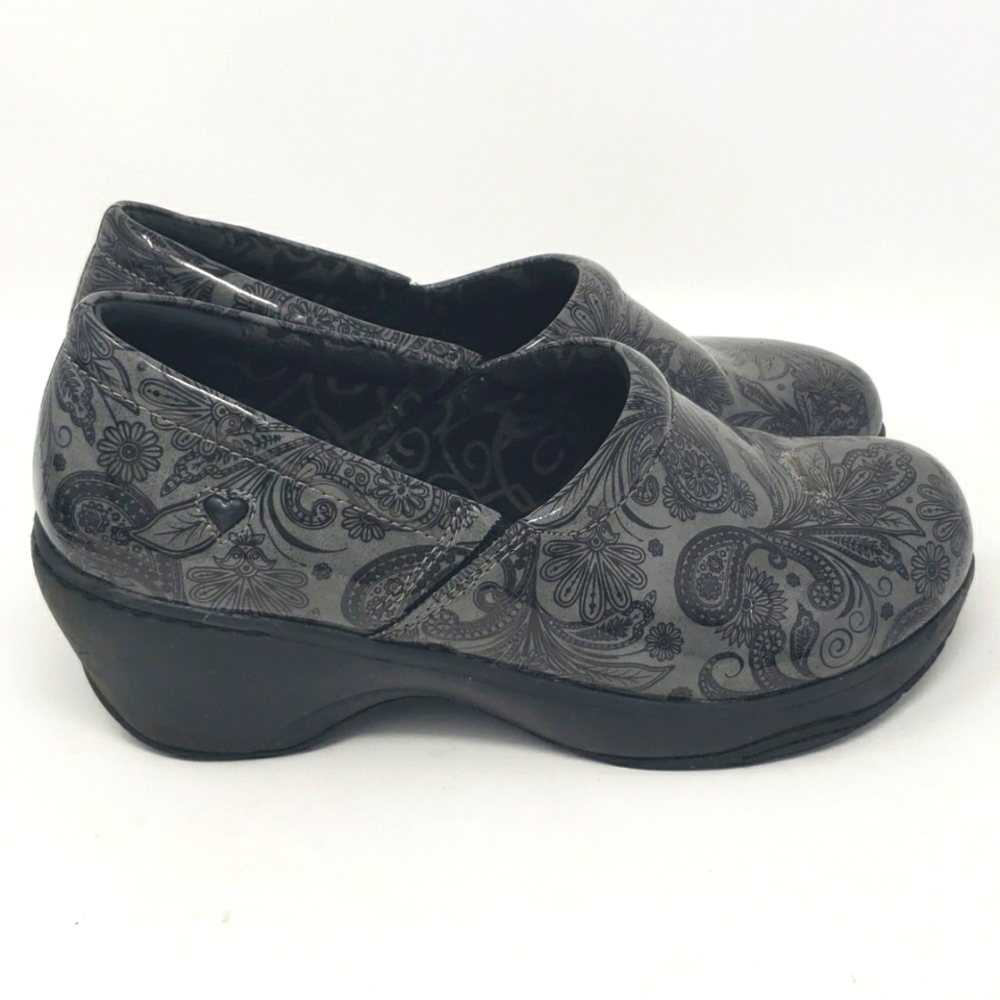 Nurse Mates Slip On Clog Bryar Black Silver Paisley Size 9.5